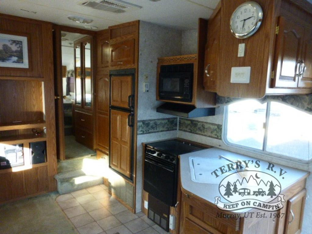 Terrys 199 RVS Keystone Cougar kitchen